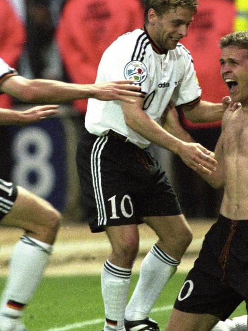 Oliver Bierhoff jubelt oben ohne zusammen mit Thomas Häßler und Jürgen Klinsmann.