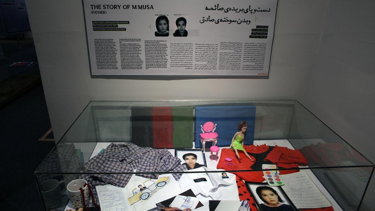 Ein Schaukasten zeigt verschiedene Erinnerungsstücke einer Frau, die im afghanischen Krieg getötet wurde.