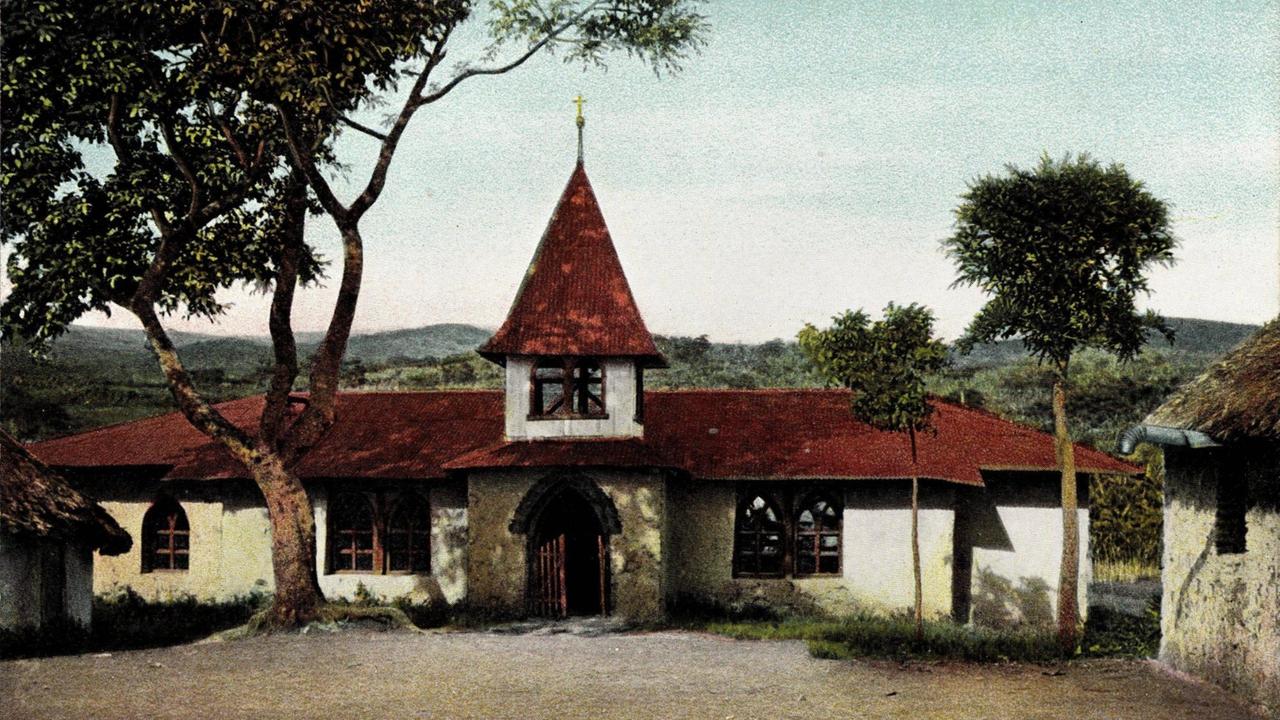 Eine nachkolorierte historische Aufnahme zeigt eine deutsche Kirche in Moschi Tansania nahe dem Kilimandscharo im damaligen Deutsch Ost Afrika. Eine nachkolorierte historische Aufnahme zeigt eine deutsche Kirche in Moschi Tansania nahe dem Kilimandscharo im damaligen Deutsch Ost Afrika.
