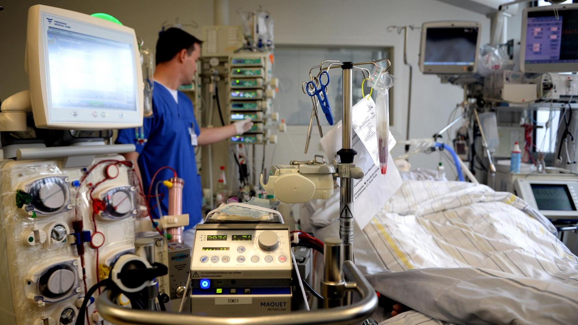 Im Uniklinikum Frankfurt bedient ein Arzt eine Maschine zur Versorgung eines Intensiv-Patienten. (Bild: dpa / Susann Prautsch) Im Uniklinikum Frankfurt bedient ein Arzt eine Maschine zur Versorgung eines Intensiv-Patienten. (Bild: dpa / Susann Prautsch)