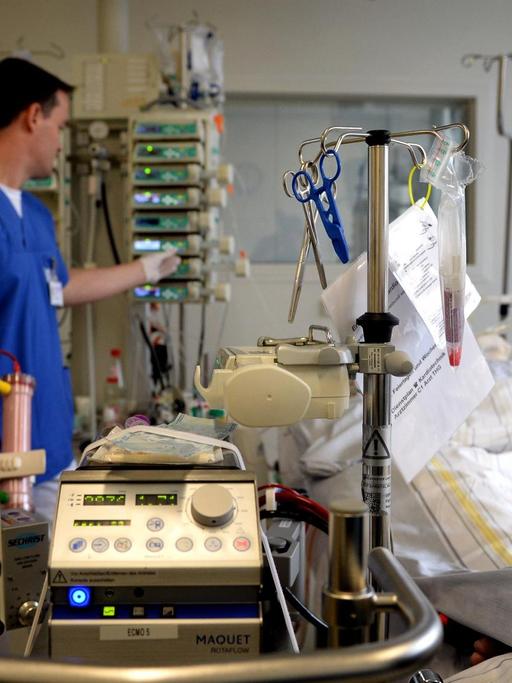 Im Uniklinikum Frankfurt bedient ein Arzt eine Maschine zur Versorgung eines Intensiv-Patienten. (Bild: dpa / Susann Prautsch)