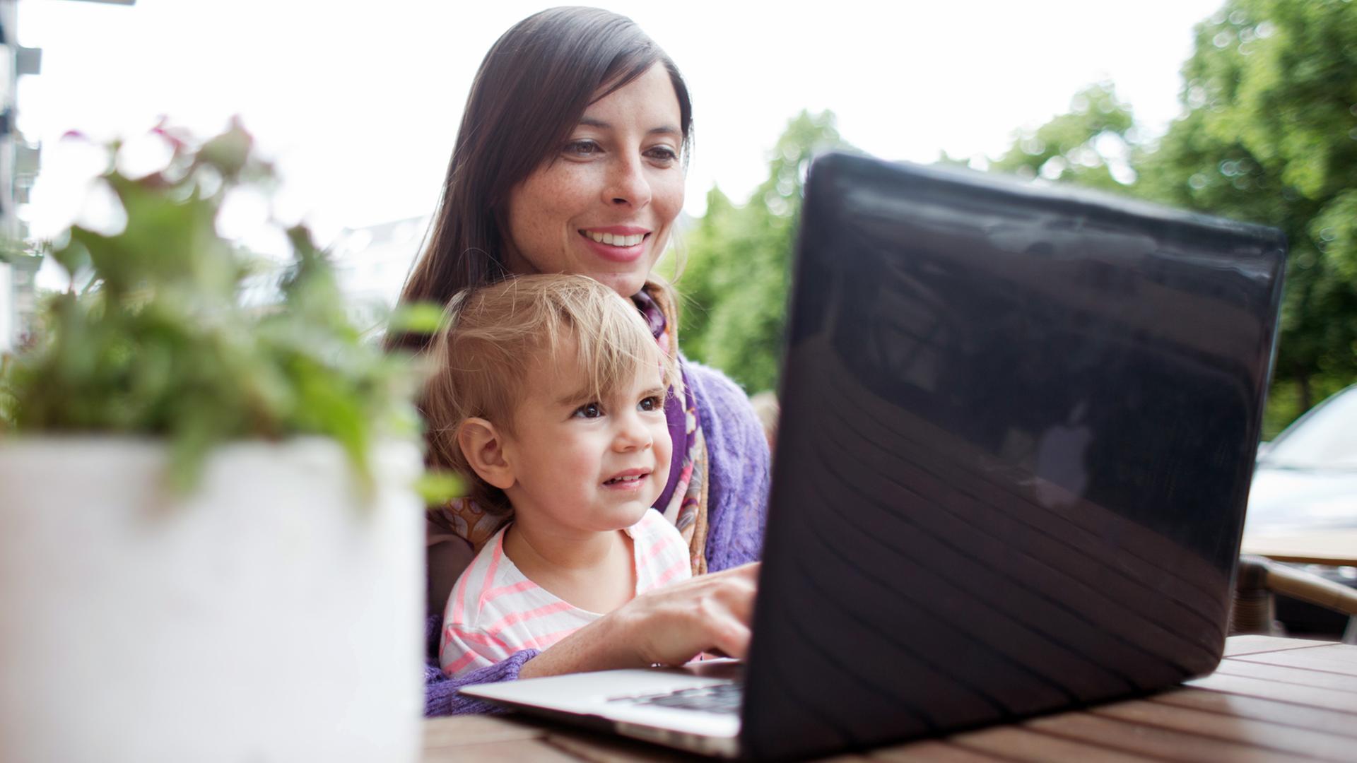 Die Anwältin Sandra Runge sitzt mit der zweijährigen Ada vor einem Laptop Die Anwältin Sandra Runge sitzt mit der zweijährigen Ada vor einem Laptop