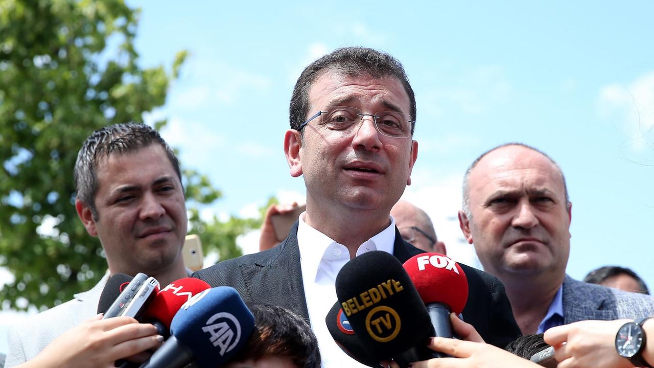 Ekrem Imamoglu, während er mit der Presse spricht Ekrem Imamoglu, während er mit der Presse spricht