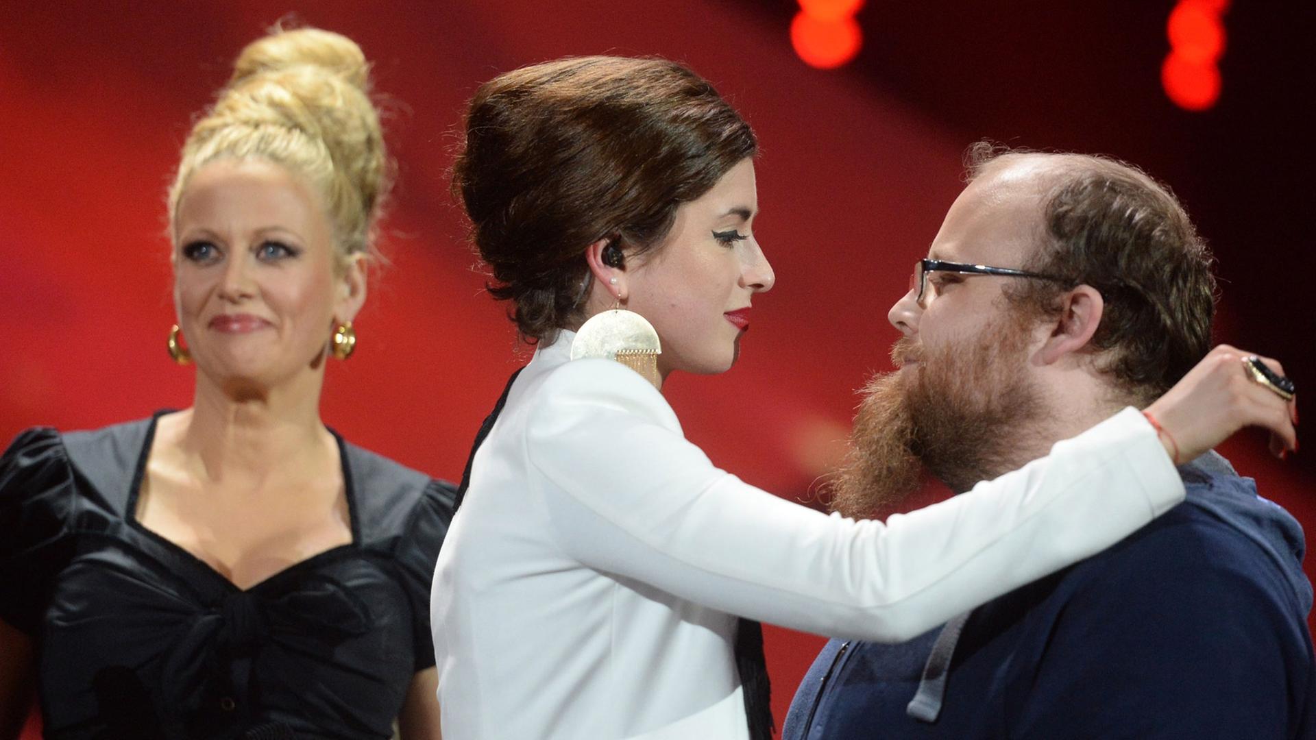 Barbara Schöneberger, Sänger Andreas Kümmert und Sängerin Ann Sophie beim Vorentscheid zum ESC Barbara Schöneberger, Sänger Andreas Kümmert und Sängerin Ann Sophie beim Vorentscheid zum ESC