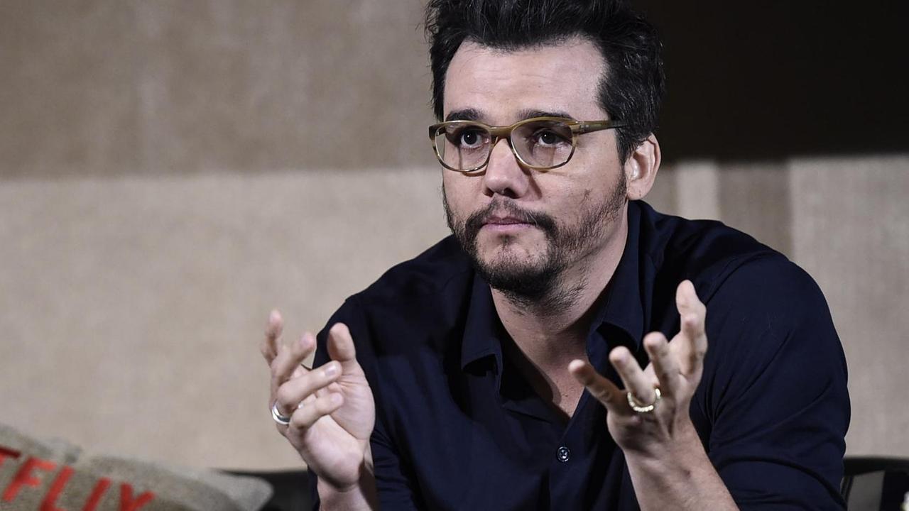 Wagner Moura spricht auf einer Veranstaltung über die Serie "Narcos". Wagner Moura spricht auf einer Veranstaltung über die Serie "Narcos".