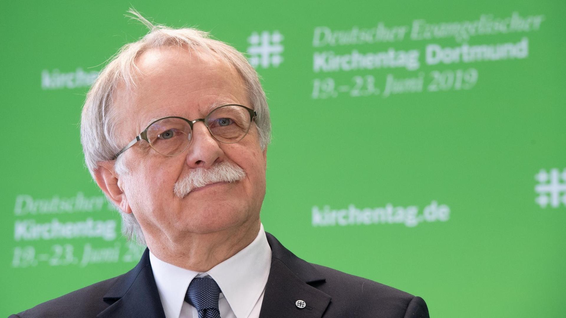 Hans Leyendecker steht vor einer grünen Wand, die den Kirchentag 2019 ankündigt. Hans Leyendecker steht vor einer grünen Wand, die den Kirchentag 2019 ankündigt.