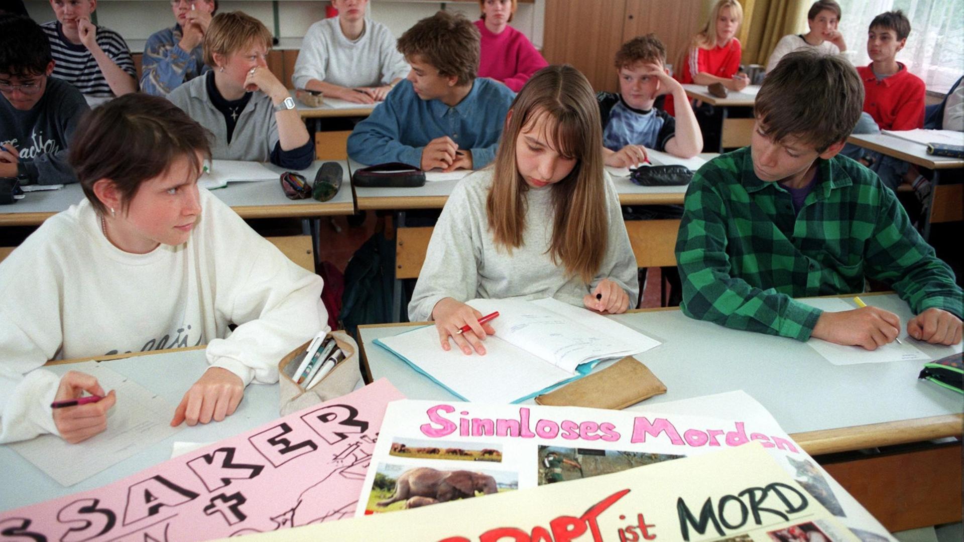 An der Gesamtschule in Brück (Landkreis Potsdam-Mittelmark) gestalten Schülerinnen und Schüler im neuen Unterrichtsfach Lebenskunde, Ethik, Religion Plakate zum Thema Tierversuche. An der Gesamtschule in Brück (Landkreis Potsdam-Mittelmark) gestalten Schülerinnen und Schüler im neuen Unterrichtsfach Lebenskunde, Ethik, Religion Plakate zum Thema Tierversuche.