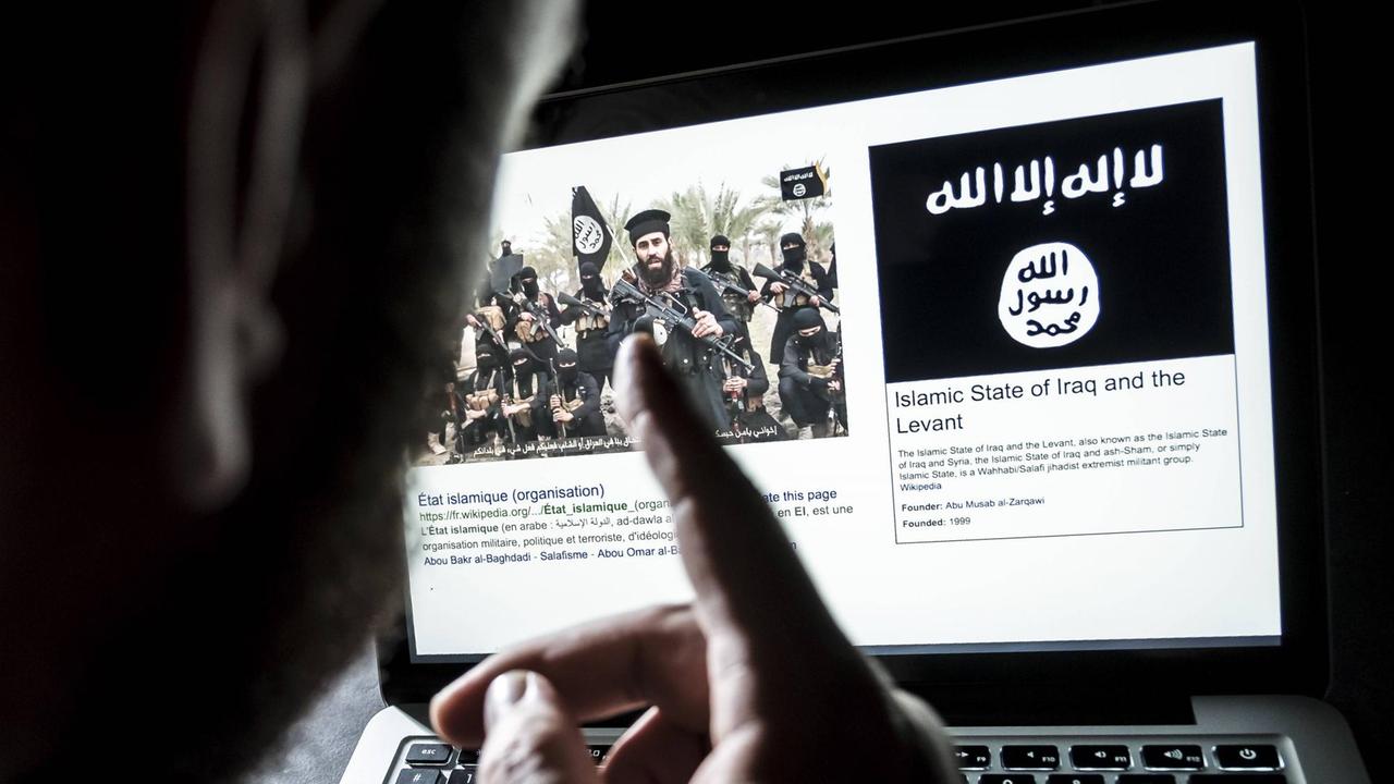 Ein Mann schaut sich eine Internetseite über den sogenannten 'Islamischen Staate' an. Insbesondere durch das Internet als Plattform für Extremisten radikalisieren sich heute junge Menschen. Ein Mann schaut sich eine Internetseite über den sogenannten 'Islamischen Staate' an. Insbesondere durch das Internet als Plattform für Extremisten radikalisieren sich heute junge Menschen.