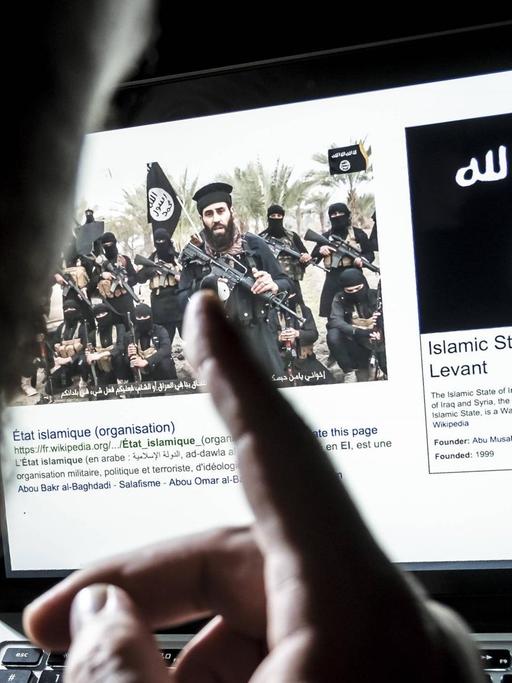 Ein Mann schaut sich eine Internetseite über den sogenannten 'Islamischen Staate' an. Insbesondere durch das Internet als Plattform für Extremisten radikalisieren sich heute junge Menschen.