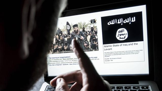 Ein Mann schaut sich eine Internetseite über den sogenannten 'Islamischen Staate' an. Insbesondere durch das Internet als Plattform für Extremisten radikalisieren sich heute junge Menschen.