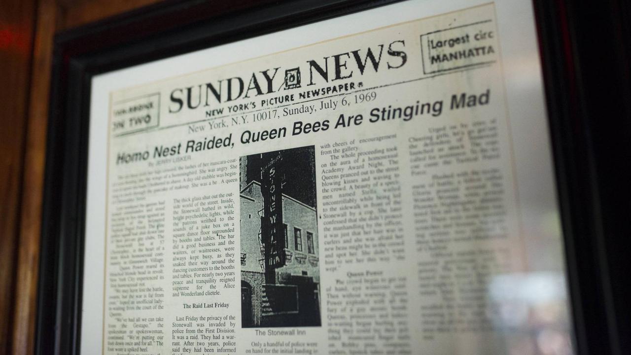 Historischer Zeitungsartikel über die Razzia im Stonewall Inn im Juni 1969 Historischer Zeitungsartikel über die Razzia im Stonewall Inn im Juni 1969