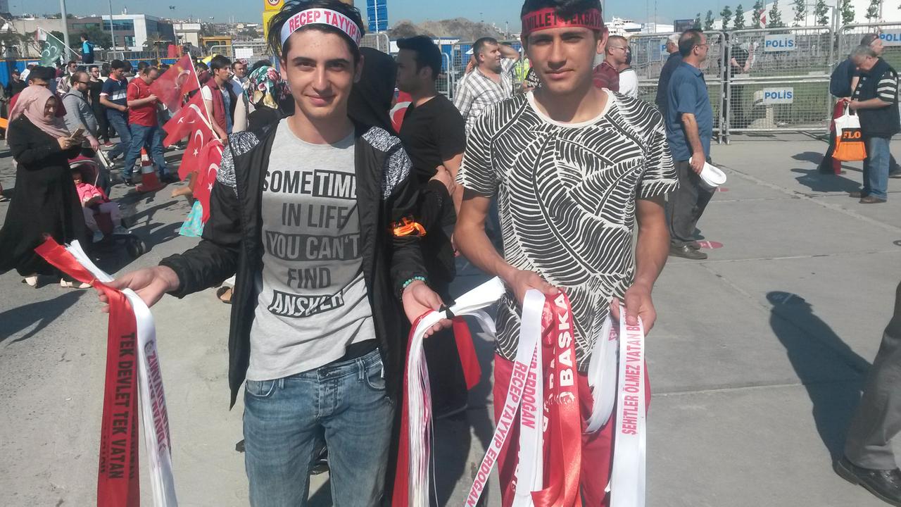 Jugendliche Verkäufer von Erdogan-Bändern