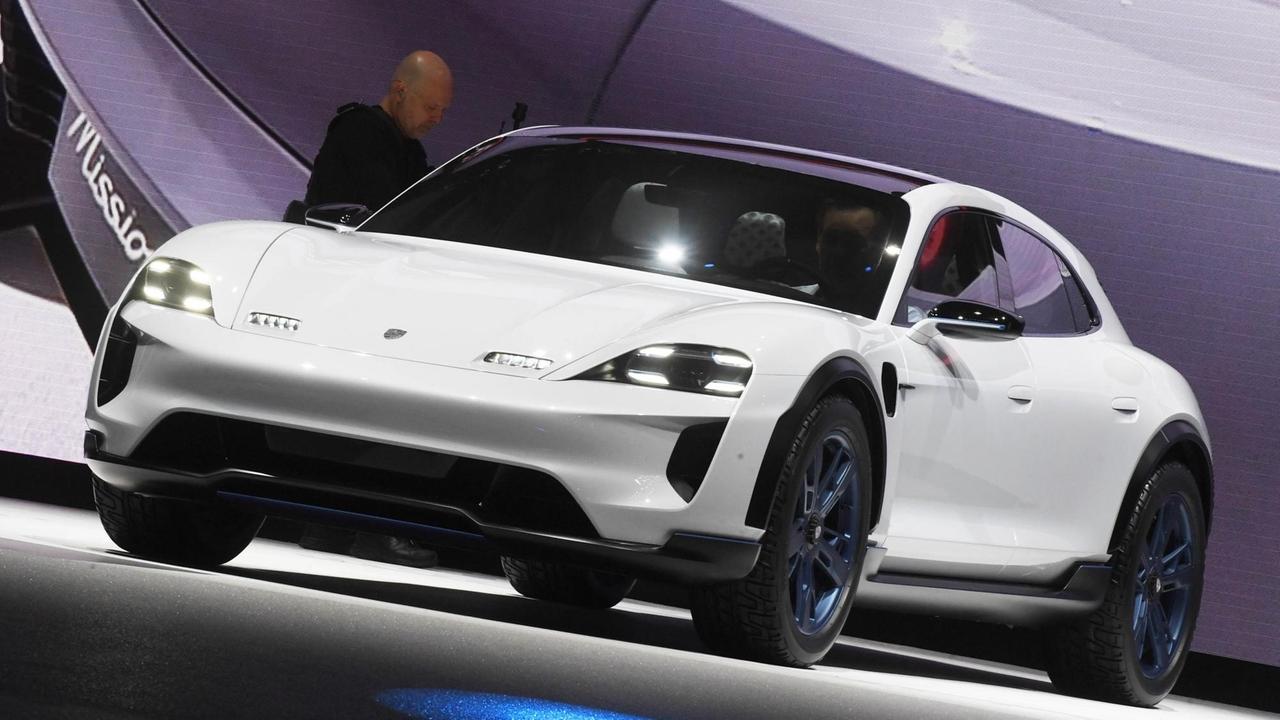 Beim Genfer Autosalon wird am ersten Pressetag der Porsche Mission E Cross Turismo präsentiert. Beim Genfer Autosalon wird am ersten Pressetag der Porsche Mission E Cross Turismo präsentiert.