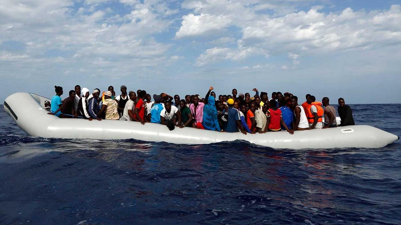 Eine Aufnahme zeigt 105 Flüchtlinge, die in einem Schlauchboot vor der italienische Insel Lampedusa darauf warten, gerettet zu werden.