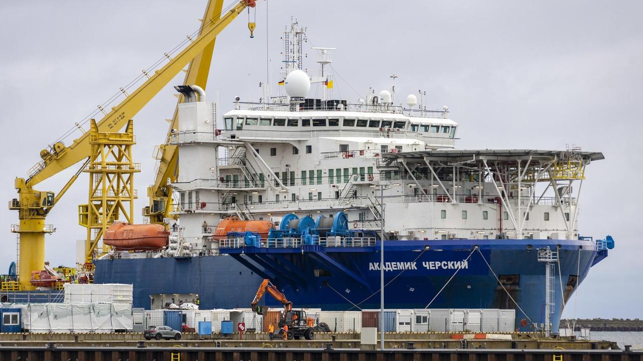 Blaick auf das russische Pipeline-Verlegeschiff "Akademik Tscherski" im Hafen Murkan auf der Insel Rügen.
Blaick auf das russische Pipeline-Verlegeschiff "Akademik Tscherski" im Hafen Murkan auf der Insel Rügen.