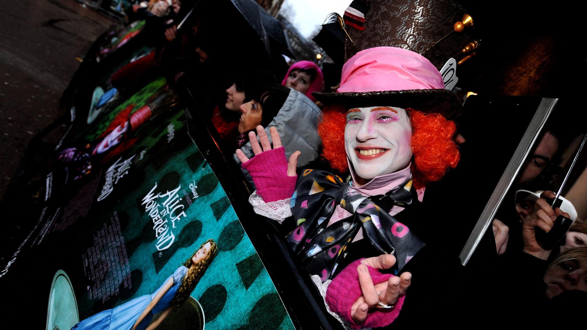Ein Fan bei der Filmpremiere zu Tim Burtons Interpretation von "Alice im Wunderland" im Jahr 2010. Ein Fan bei der Filmpremiere zu Tim Burtons Interpretation von "Alice im Wunderland" im Jahr 2010.