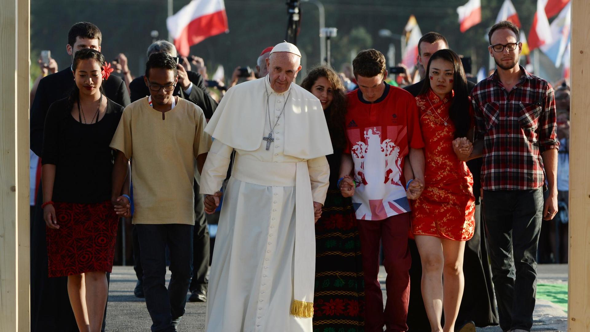 Papst Franziskus durchschreitet zusammen mit jugendlichen Repräsentanten die Heilige Tür auf dem Campus Misericordiae in Brzegi.