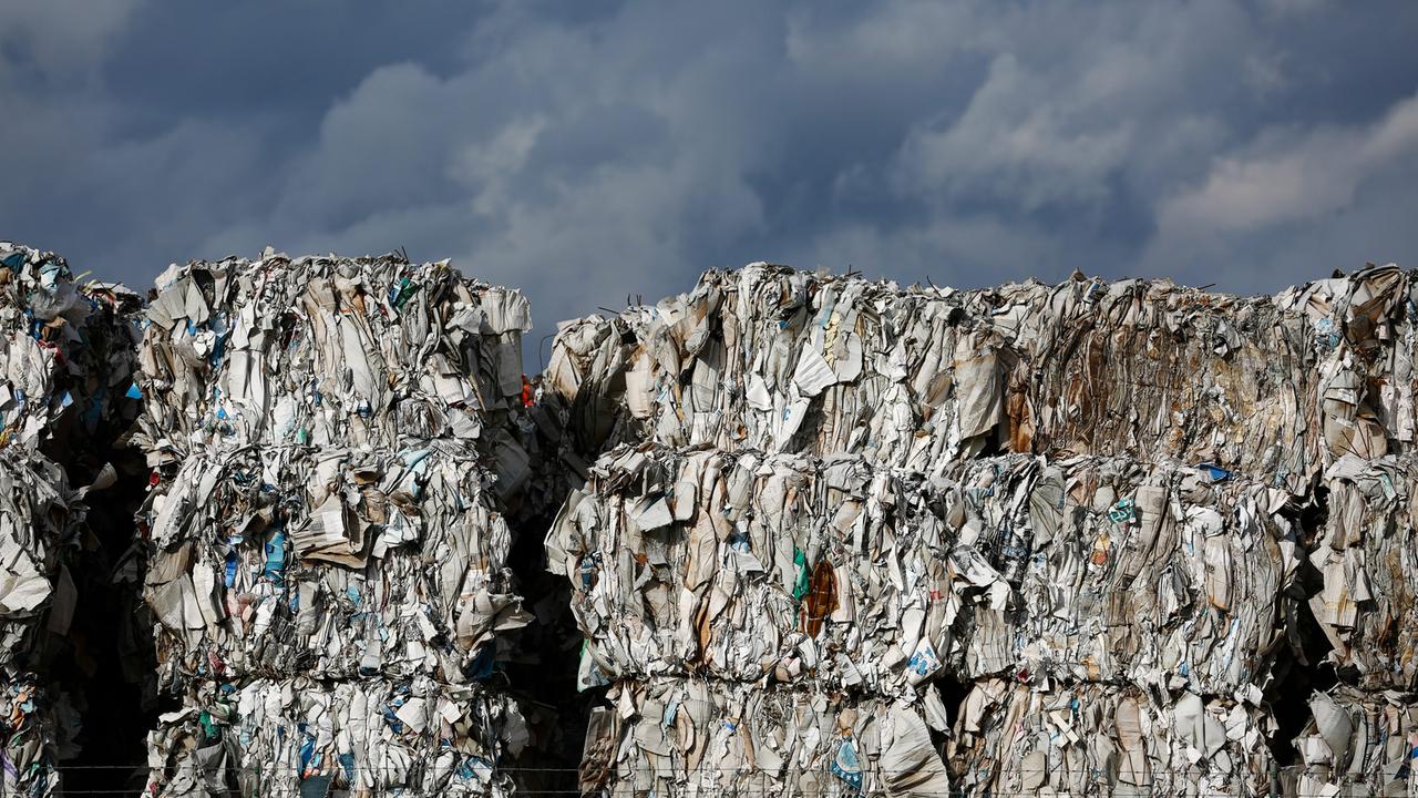 Gepresste Altpapierblöcke lagern auf einem Recyclinghof in Bamberg. Gepresste Altpapierblöcke lagern auf einem Recyclinghof in Bamberg.