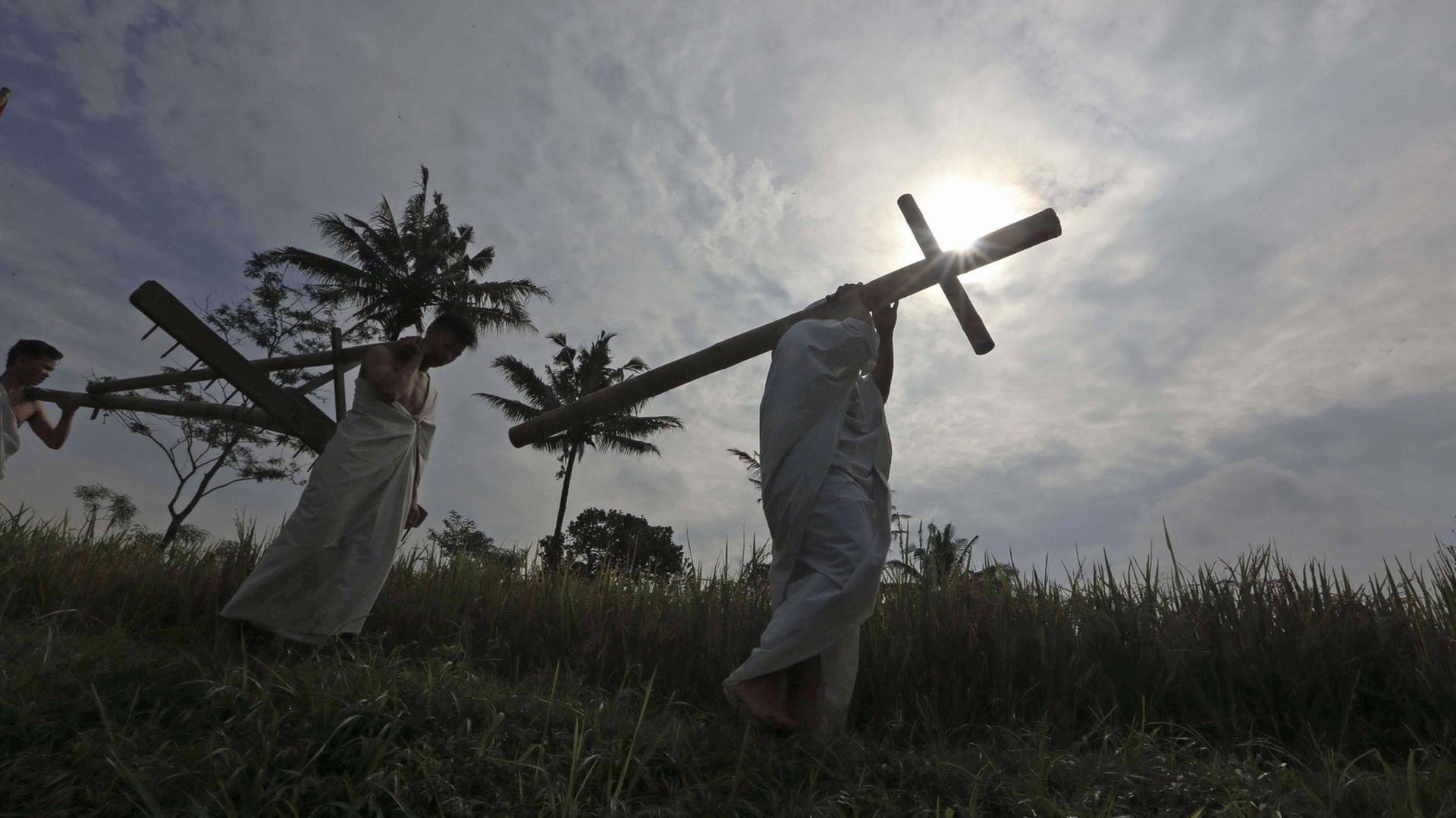 Trotz Sandsturm soll die Leidensgeschichte Jesu inszeniert werden. Trotz Sandsturm soll die Leidensgeschichte Jesu inszeniert werden.