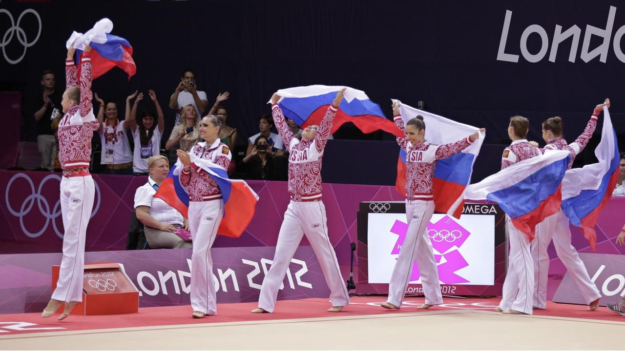 Russische Turnerinnen feiern bei den Olympischen Spielen in London 2012 den Gewinn der Goldmedaille. Russische Turnerinnen feiern bei den Olympischen Spielen in London 2012 den Gewinn der Goldmedaille.