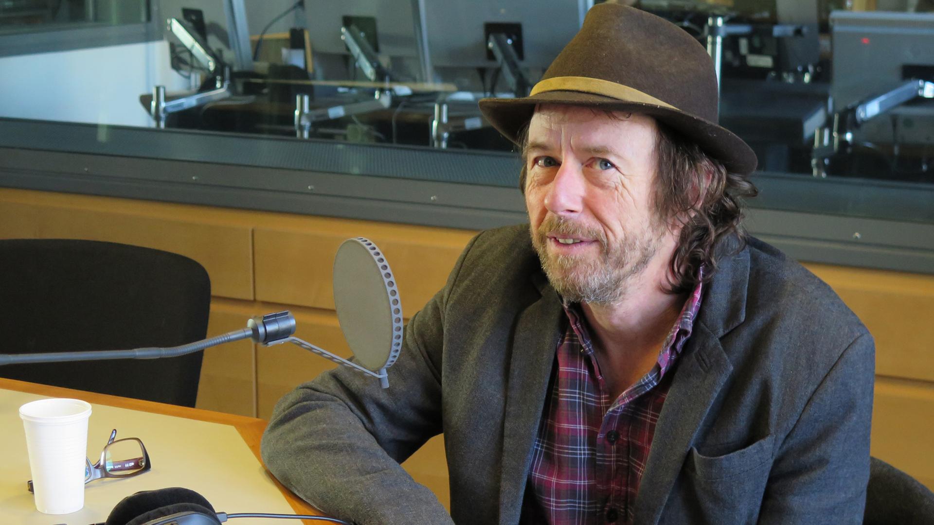 Uli Schueppel, deutscher Filmregisseur und Dokumentarfilmer im Studio 9 von Deutschlandradio Kultur, aufgenommen am 07.11.2014. Uli Schueppel, deutscher Filmregisseur und Dokumentarfilmer im Studio 9 von Deutschlandradio Kultur, aufgenommen am 07.11.2014.
