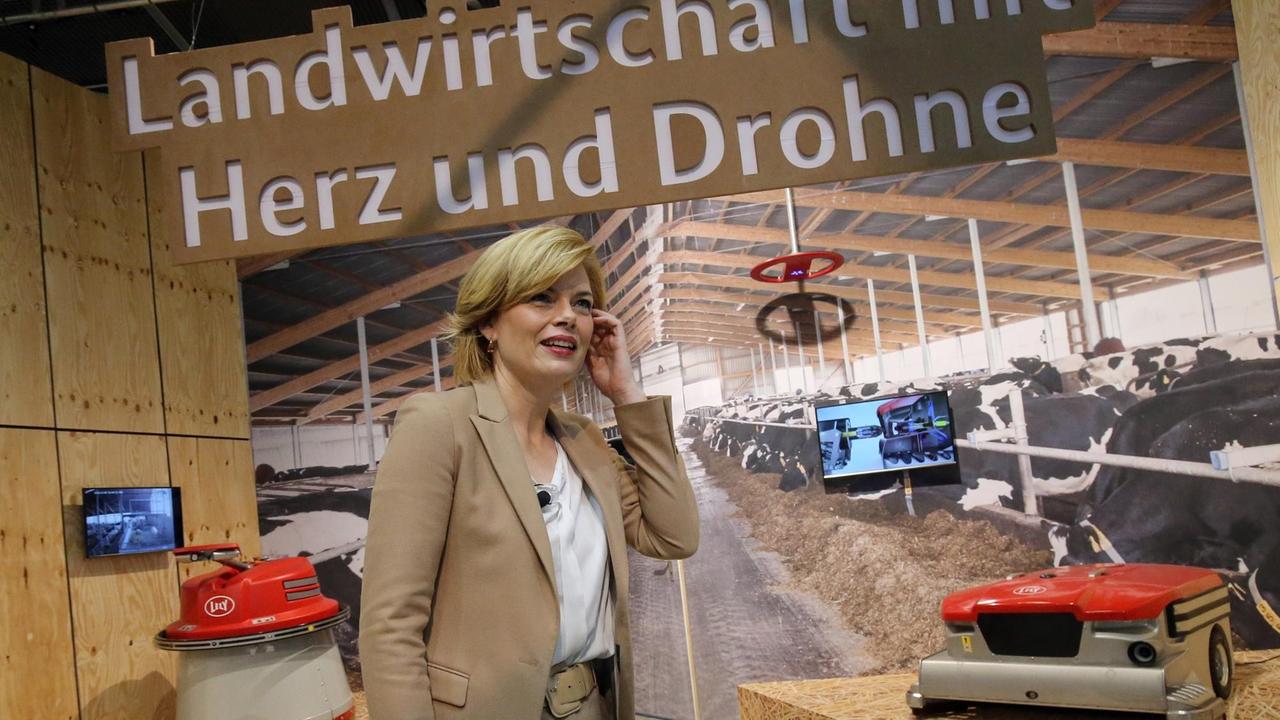 Julia Klöckner (CDU), Bundeslandwirtschaftsministerin besichtigt auf der Internationalen Grünen Woche die Halle des Bundesministeriums für Ernährung und Landwirtschaft mit einem Hightech-Stall mit Drohnenüberwachung.