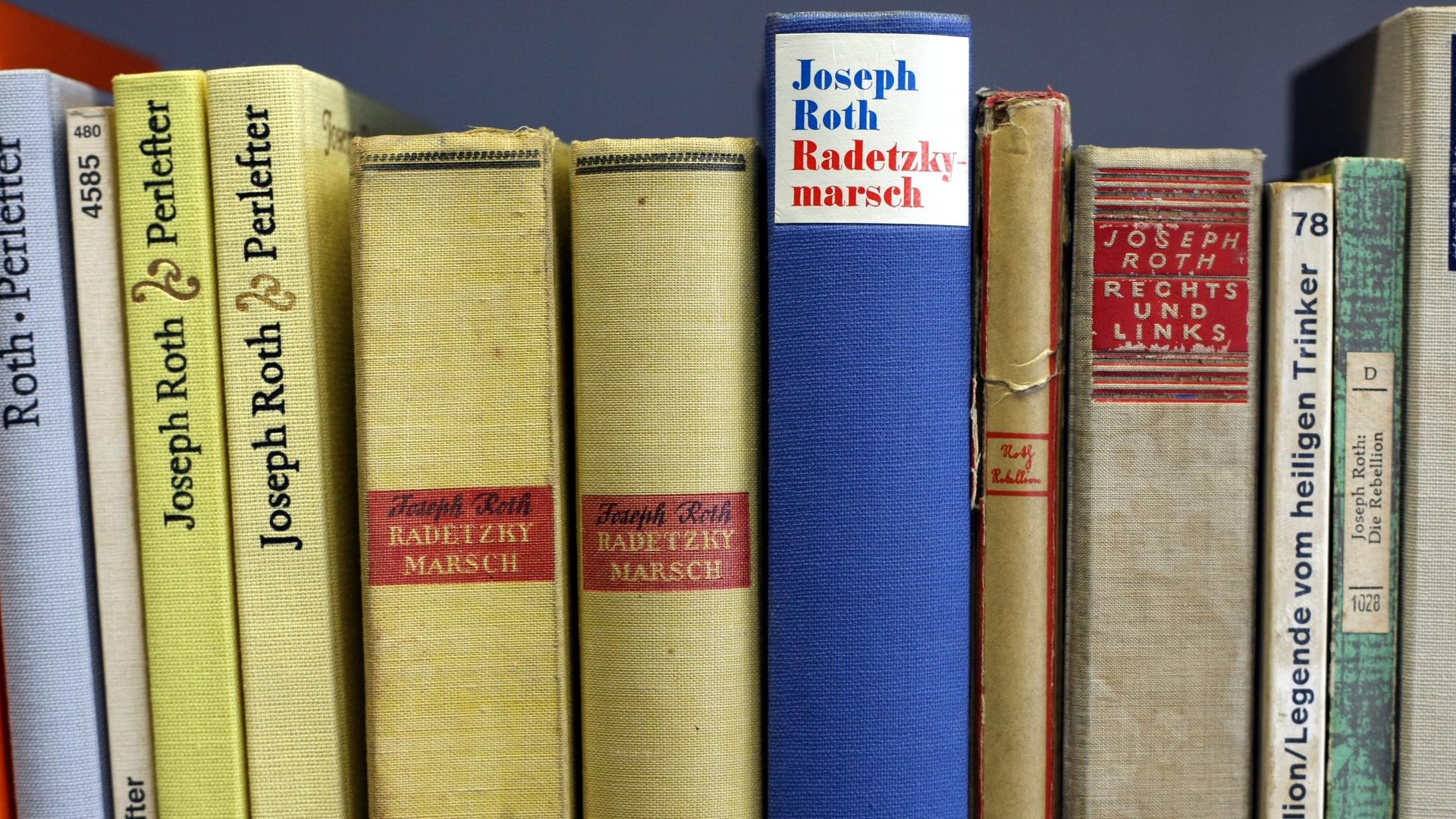 Bücher des Autors Joseph Roth in der Universität Augsburg (Schwaben) in der "Bibliothek der verbrannten Bücher". Bücher des Autors Joseph Roth in der Universität Augsburg (Schwaben) in der "Bibliothek der verbrannten Bücher".