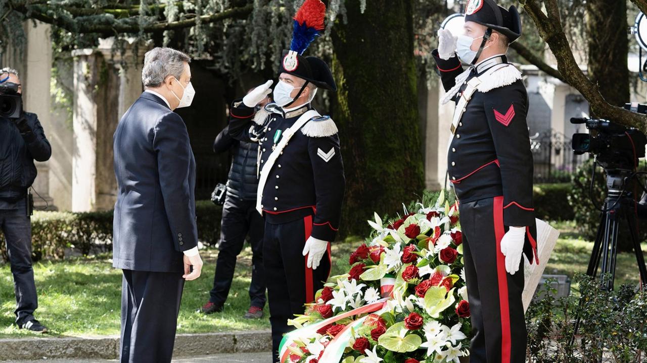 Das Foto zeigt Italiens Regierungschef Draghi bei einer Kranzniederlegung auf dem Friedhof von Bergamo. Das Foto zeigt Italiens Regierungschef Draghi bei einer Kranzniederlegung auf dem Friedhof von Bergamo.