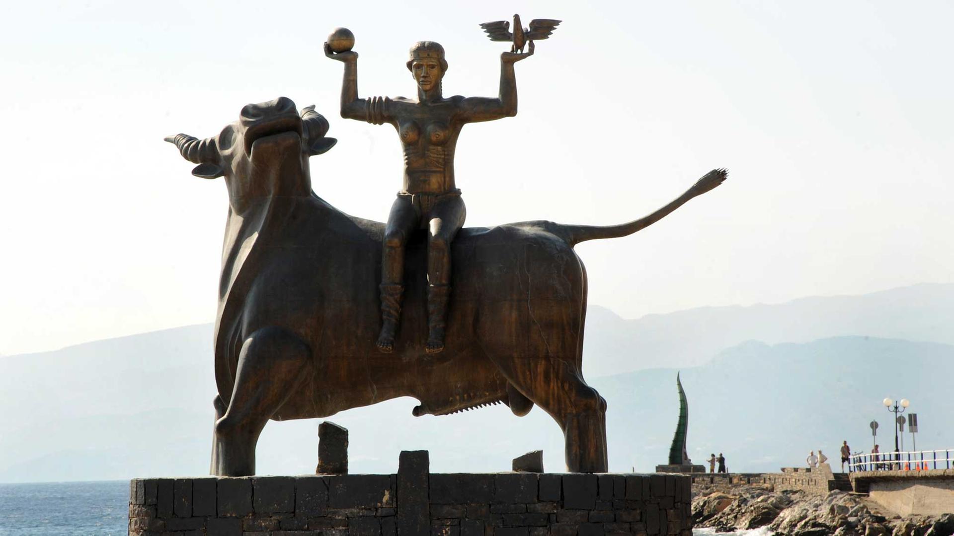 Ein großes Bronzedenkmal der "Europa auf dem Stier mit Erdkugel und Taube" steht im Hafen der kretischen Stadt Agios Nikolaos. Ein großes Bronzedenkmal der "Europa auf dem Stier mit Erdkugel und Taube" steht im Hafen der kretischen Stadt Agios Nikolaos.