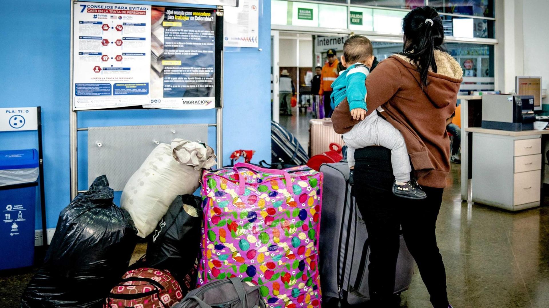 Flüchtlinge aus Venezuela stehen an einem Busbahnhof in der kolumbianischen Hauptstadt Bogotá Flüchtlinge aus Venezuela stehen an einem Busbahnhof in der kolumbianischen Hauptstadt Bogotá