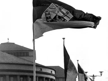 Flaggen vor dem Stadttheater in Saarbrücken zur Eingliederung des Saarlandes als zehntes Bundesland 1957 Flaggen vor dem Stadttheater in Saarbrücken zur Eingliederung des Saarlandes als zehntes Bundesland 1957