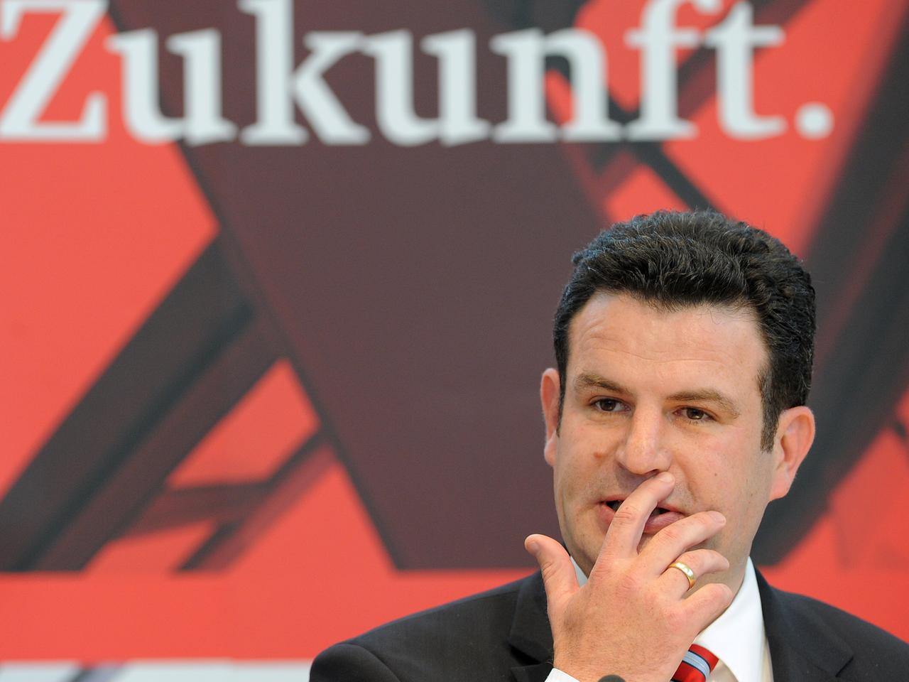 Hubertus Heil, stellvertretender SPD-Fraktionsvorsitzender kratzt sich die Unterlippe.