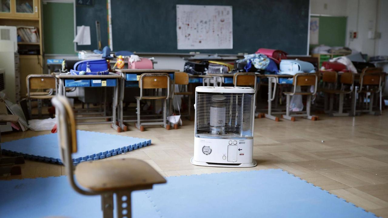 Tornister liegen auf Schultischen in einem Klassenraum in einer Grundschule in Futaba - sieben Jahre nach der Katastrophe (Foto vom 8.3.2011) Tornister liegen auf Schultischen in einem Klassenraum in einer Grundschule in Futaba - sieben Jahre nach der Katastrophe (Foto vom 8.3.2011)