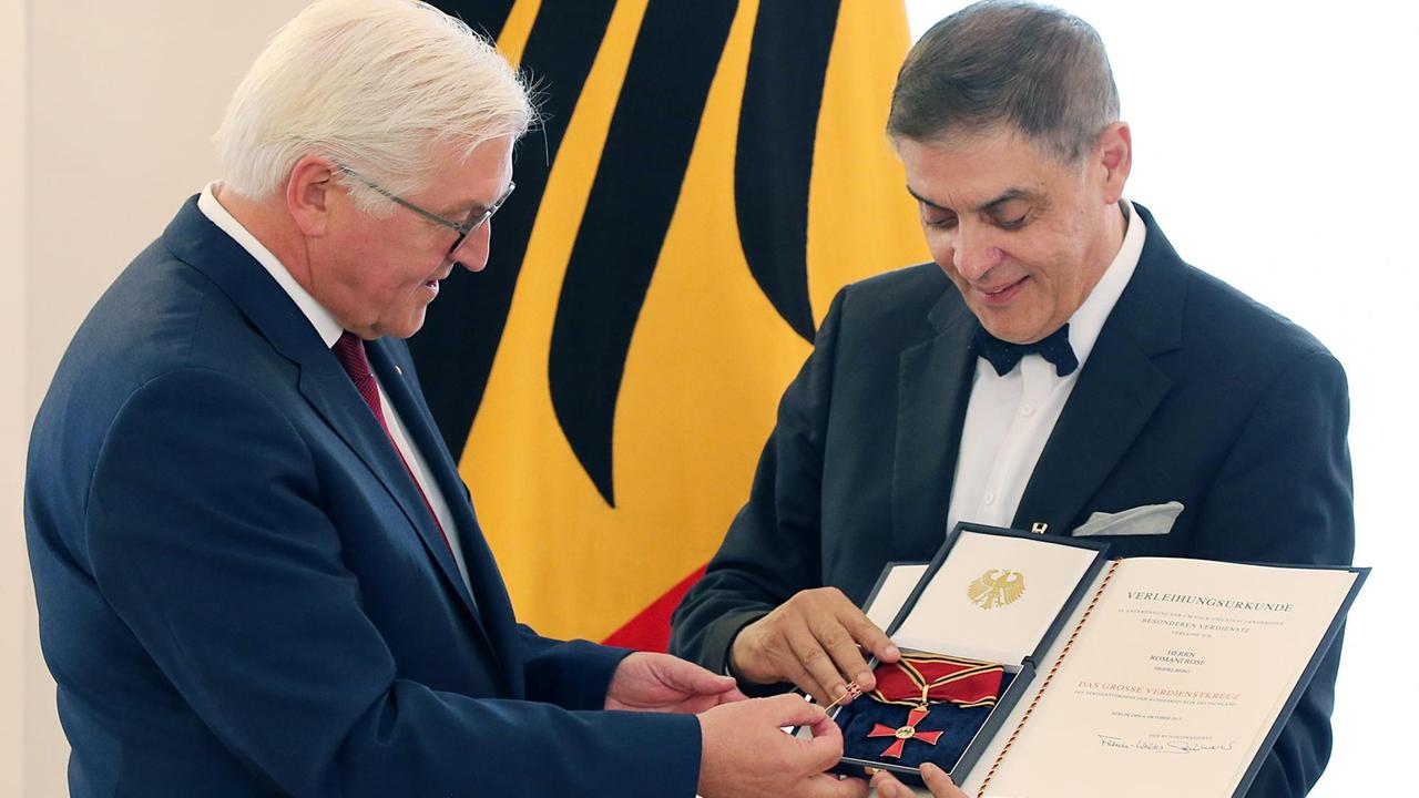 Bundespräsident Frank-Walter Steinmeier verleiht am 04.10.2017 im Schloss Bellevue in Berlin, dem Vorsitzenden des Zentralrats der Sinti und Roma, Romani Rose, den Verdienstorden der Bundesrepublik Deutschland zum Tag der Deutschen Einheit. Foto: Wolfgang Kumm/dpa | Verwendung weltweit Bundespräsident Frank-Walter Steinmeier verleiht am 04.10.2017 im Schloss Bellevue in Berlin, dem Vorsitzenden des Zentralrats der Sinti und Roma, Romani Rose, den Verdienstorden der Bundesrepublik Deutschland zum Tag der Deutschen Einheit. Foto: Wolfgang Kumm/dpa | Verwendung weltweit