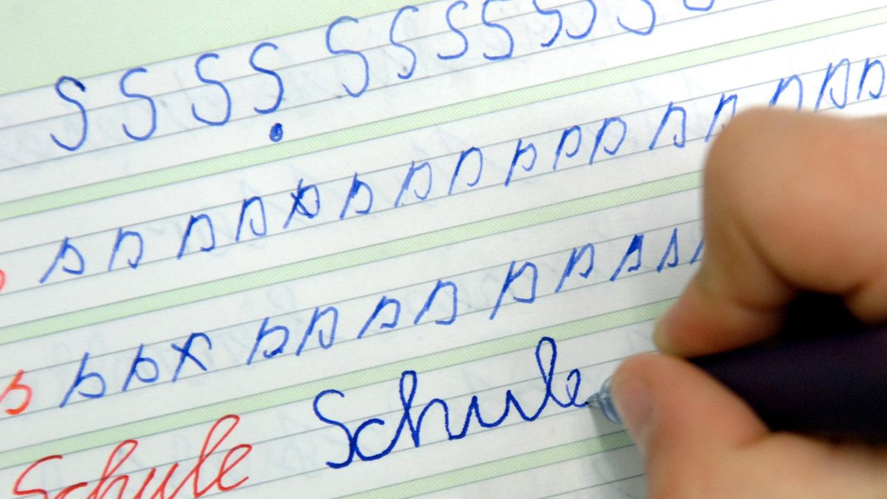 In der Dorfschule in Görzig nahe Beeskow schreibt ein Mädchen im Unterricht das Wort "Schule" in ihr Heft. In der Dorfschule in Görzig nahe Beeskow schreibt ein Mädchen im Unterricht das Wort "Schule" in ihr Heft.