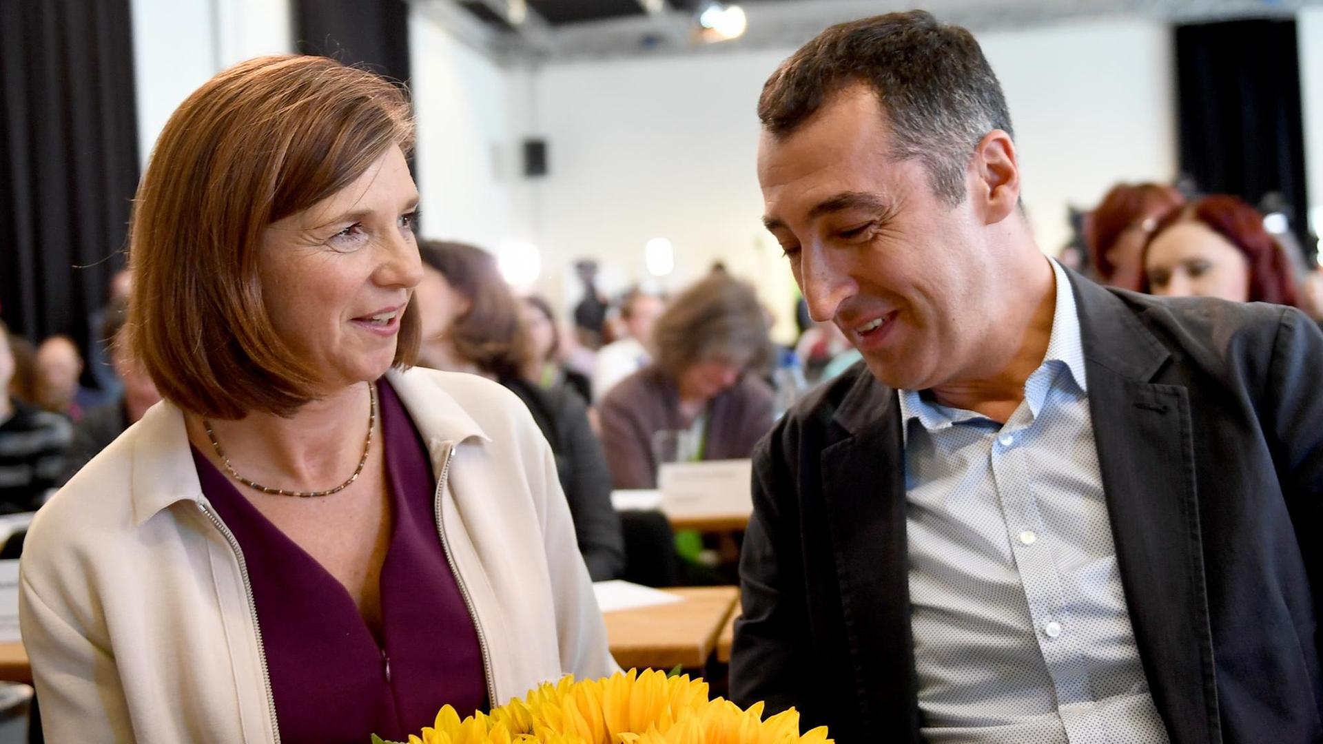 Die Fraktionsvorsitzende im Bundestag von Bündnis 90/Die Grünen, Katrin-Göring-Eckardt, und der Parteichef Cem Özdemir, sitzen in Berlin beim Länderrat nebeneinander. Die Fraktionsvorsitzende im Bundestag von Bündnis 90/Die Grünen, Katrin-Göring-Eckardt, und der Parteichef Cem Özdemir, sitzen in Berlin beim Länderrat nebeneinander.