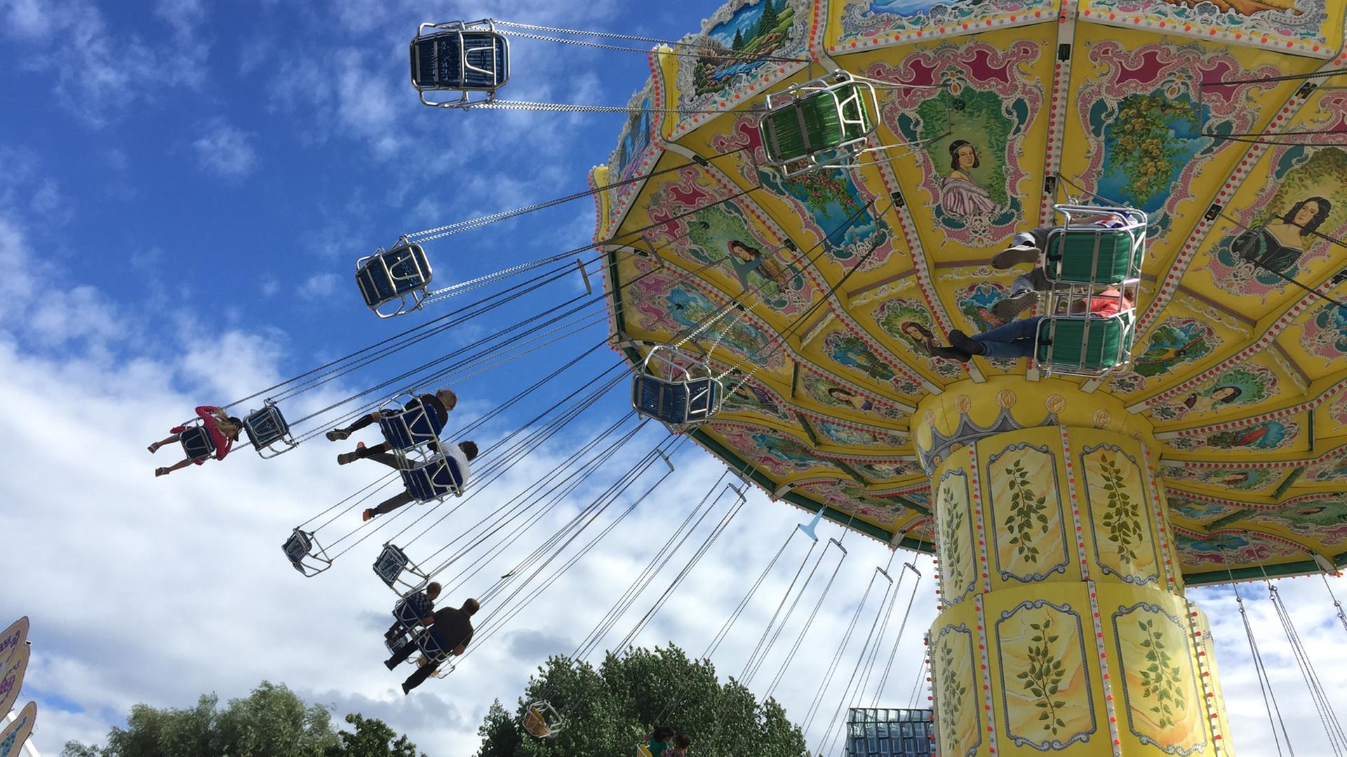 Ein Kettenkarussell auf dem Hamburger Dom Ein Kettenkarussell auf dem Hamburger Dom