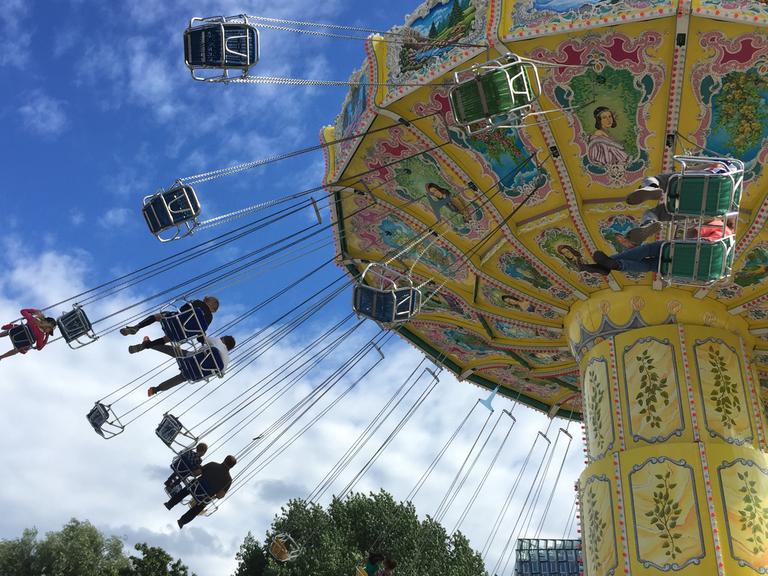 Ein Kettenkarussell auf dem Hamburger Dom