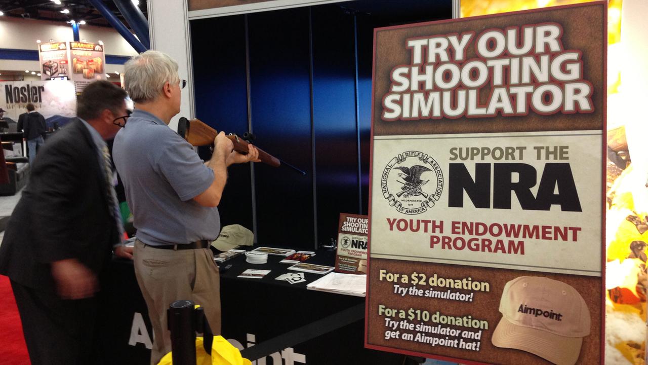 Schützen an einem Schusssimulator in den USA Schützen an einem Schusssimulator in den USA