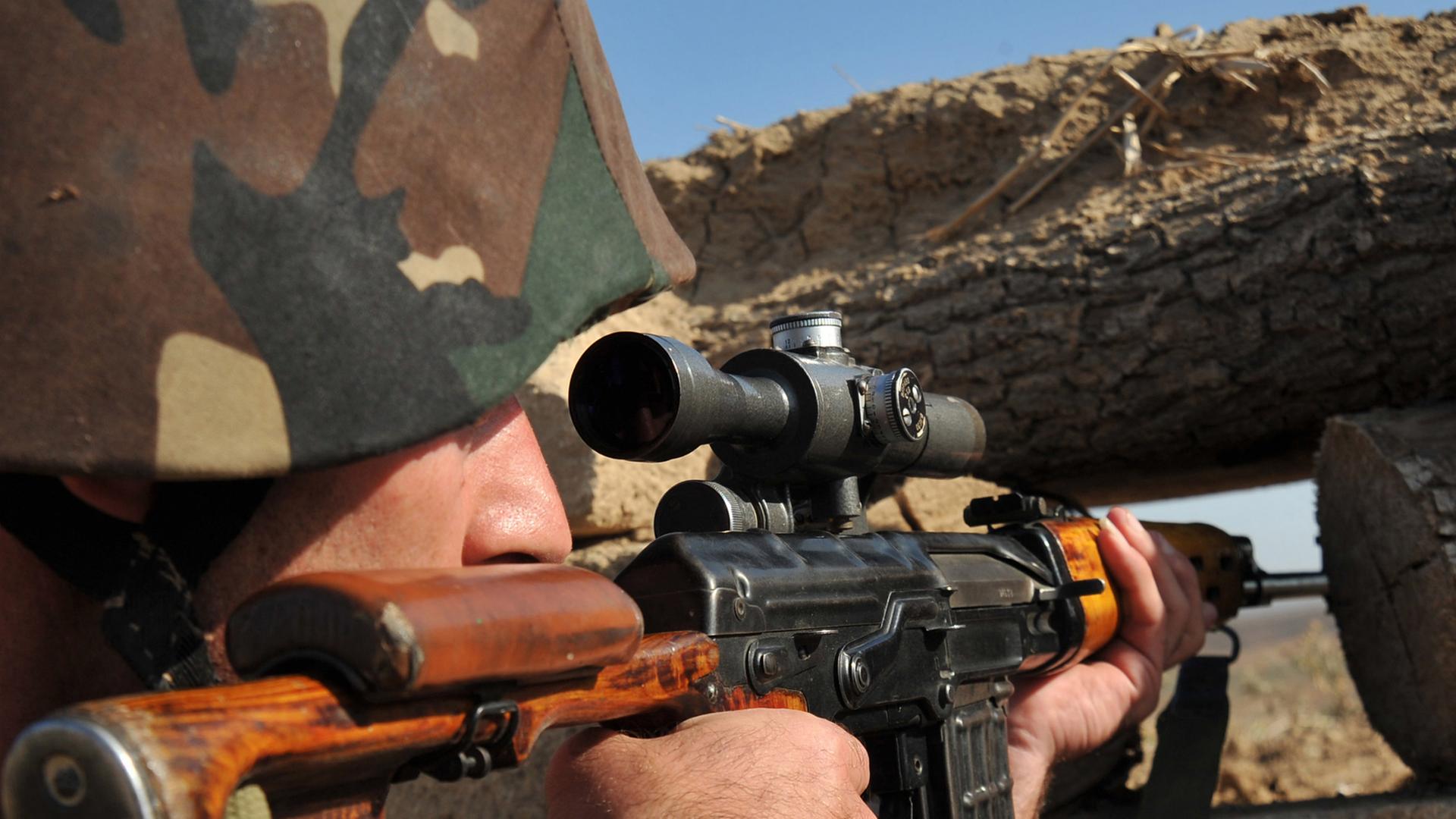 Ein armenischer Scharfschütze der selbsterklärten Republik Nagorny-Karabach zielt auf die aserbaidschanische Seite der Front.