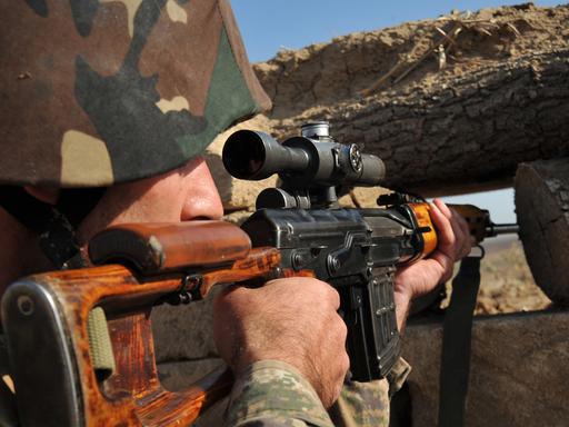 Ein armenischer Scharfschütze der selbsterklärten Republik Nagorny-Karabach richtet am 25.10.2012 seine Waffe auf die Frontlinie zu Aserbaidschan. An der seit 1994 bestehenden Waffenstillstandslinie sterben jährlich im Schnitt 30 Menschen durch Scharfschü