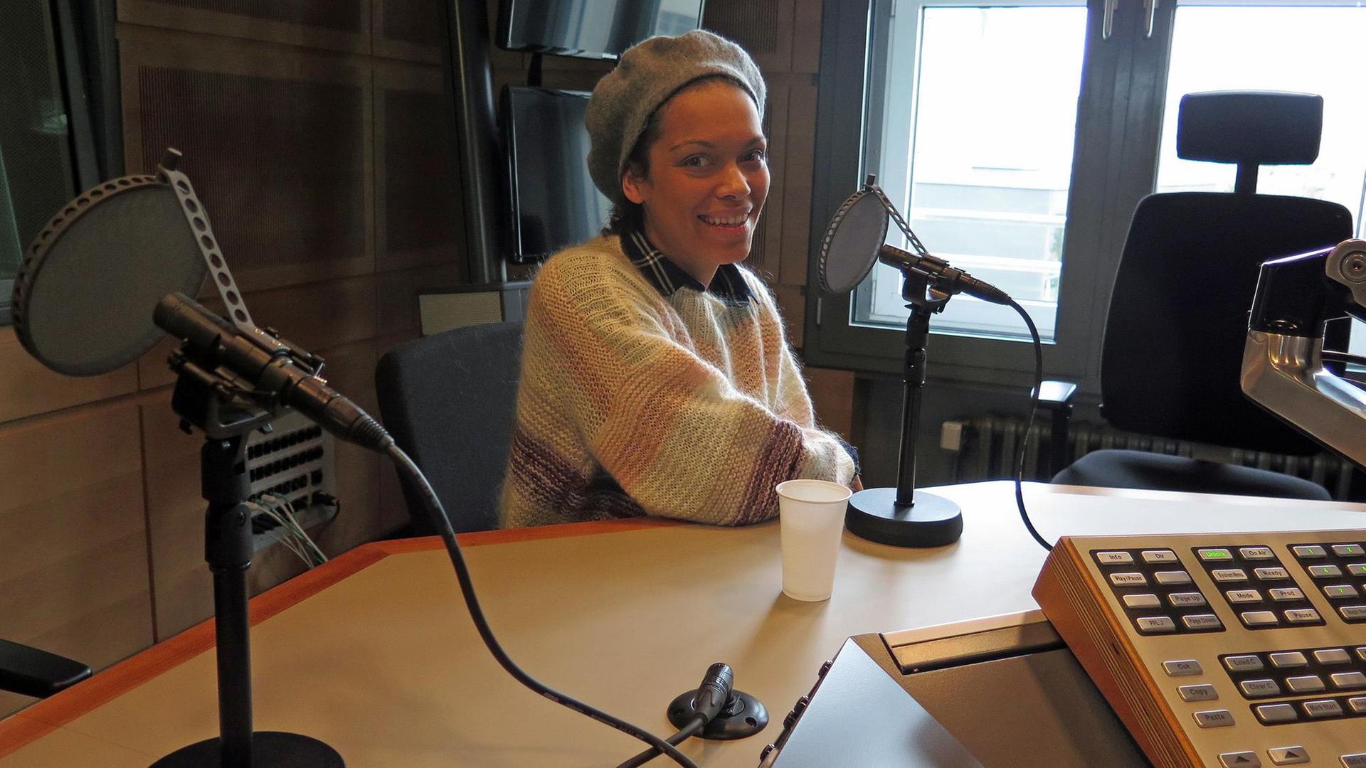 Bloggerin Rebecca Lina im Studio von Deutschlandradio Kultur Bloggerin Rebecca Lina im Studio von Deutschlandradio Kultur