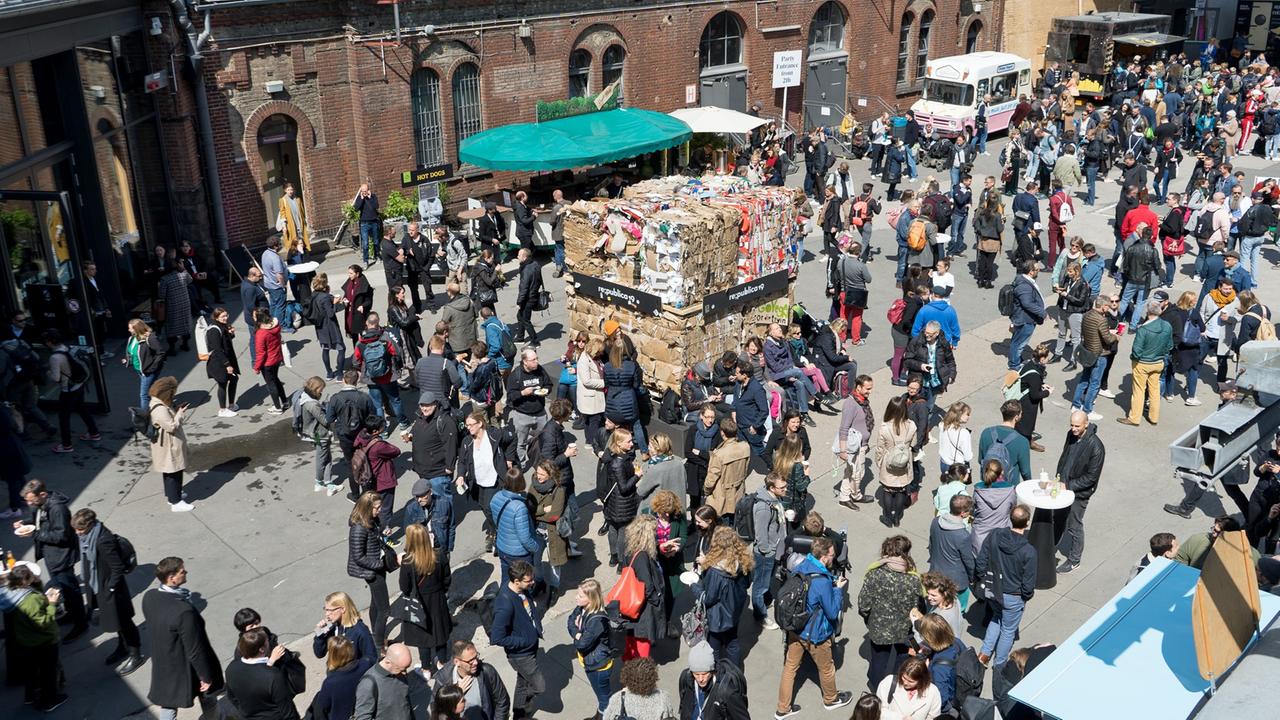 Mittagsstimmung auf dem Hof der STATION Berlin. Mittagsstimmung auf dem Hof der STATION Berlin.