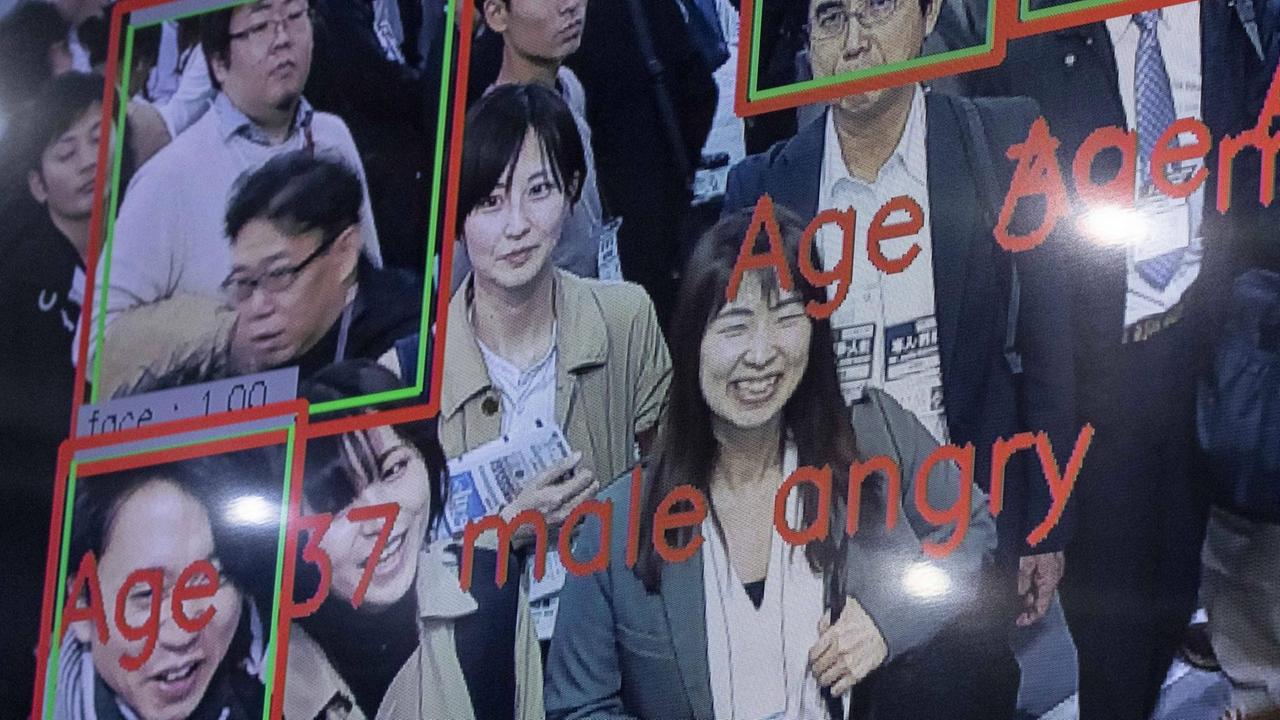 Diese Software auf einer KI-Konferenz 2019 in Tokio will Alter, Geschlecht und Gemütszustand einer Person erkennen können. Diese Software auf einer KI-Konferenz 2019 in Tokio will Alter, Geschlecht und Gemütszustand einer Person erkennen können.
