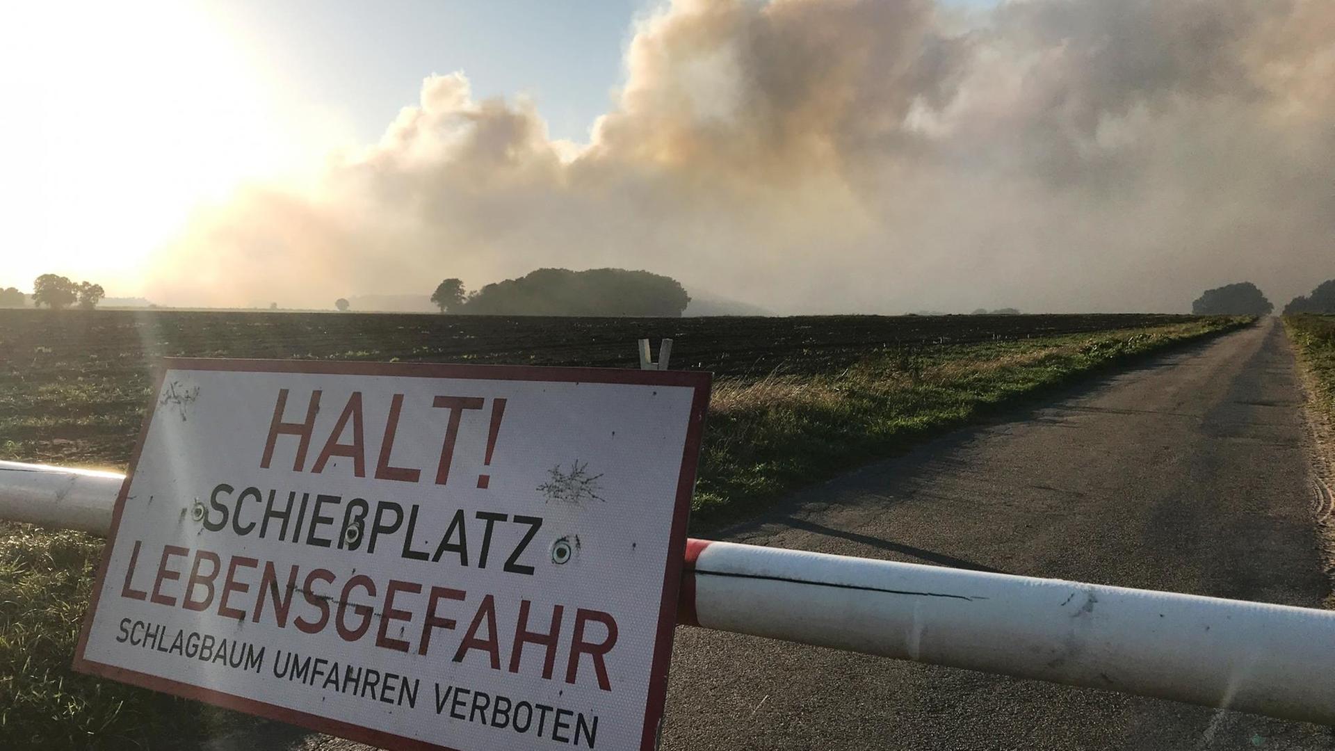 Rauchwolken steigen beim Moorbrand auf dem Gelände der Wehrtechnischen Dienststelle 91 in Meppen auf. Rauchwolken steigen beim Moorbrand auf dem Gelände der Wehrtechnischen Dienststelle 91 in Meppen auf.