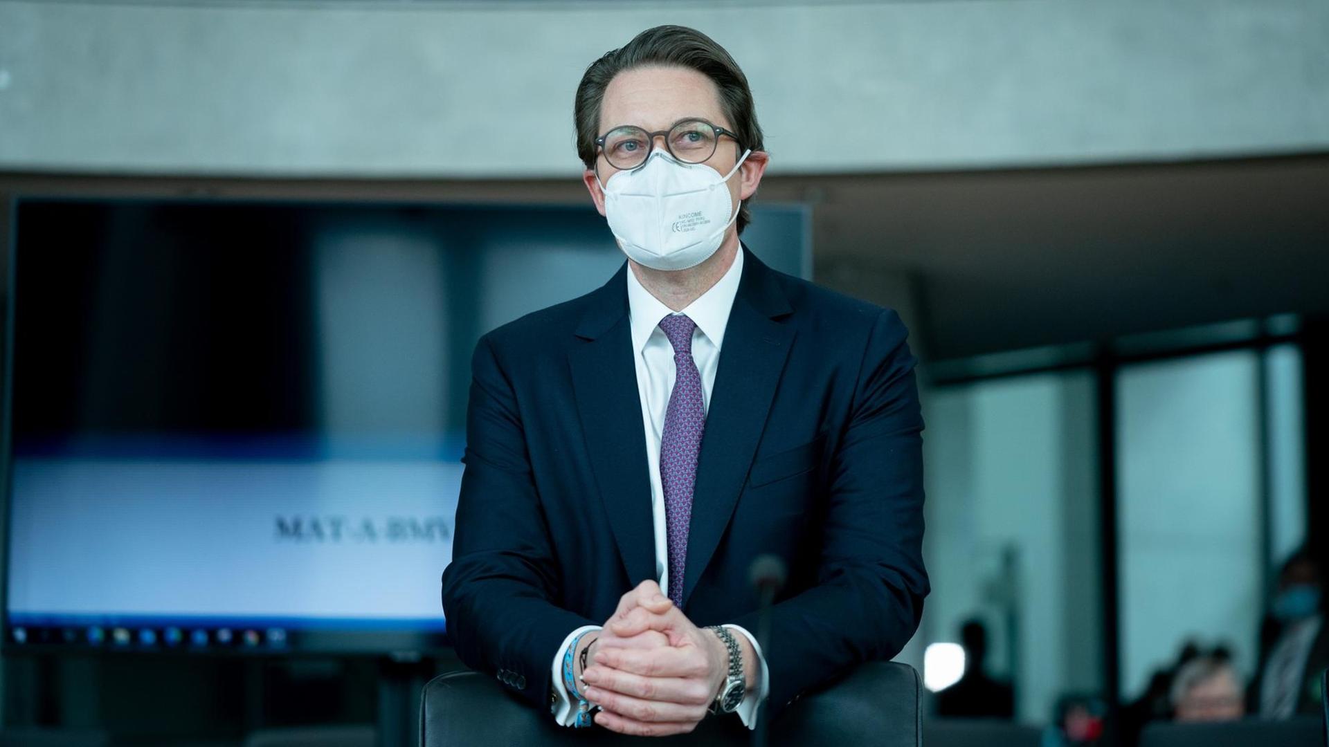 Andreas Scheuer (CSU), Bundesminister für Verkehr und digitale Infrastruktur, steht als Zeuge zu Beginn der Sitzung des Maut-Untersuchungsausschusses des Bundestags mit einer FFP2-Maske an seinem Platz. Andreas Scheuer (CSU), Bundesminister für Verkehr und digitale Infrastruktur, steht als Zeuge zu Beginn der Sitzung des Maut-Untersuchungsausschusses des Bundestags mit einer FFP2-Maske an seinem Platz.