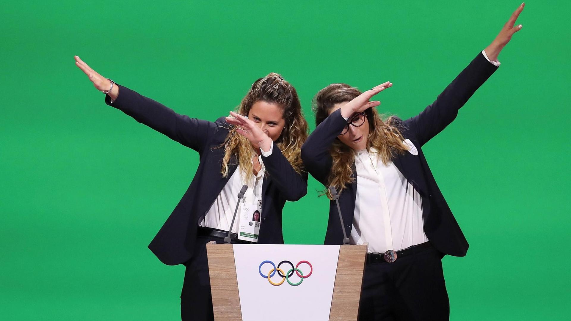 LAUSANNE, June 24, 2019 -- Italiens Snowboarderin Michela Moioli (links) und die Skifahrerin Sofia Goggia posieren während der Abschlusspräsentation der Olympiabewerbung von Mailand und Cortina. LAUSANNE, June 24, 2019 -- Italiens Snowboarderin Michela Moioli (links) und die Skifahrerin Sofia Goggia posieren während der Abschlusspräsentation der Olympiabewerbung von Mailand und Cortina.