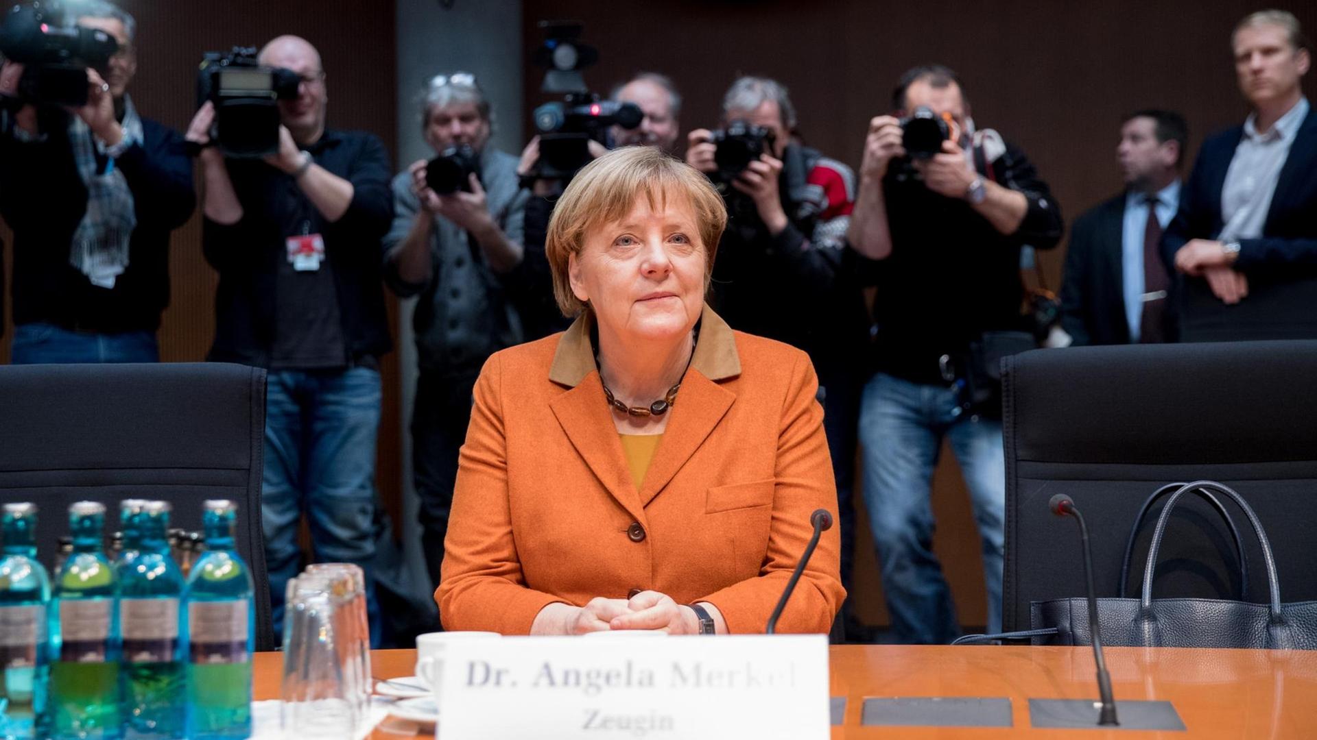 Bundeskanzlerin Angela Merkel (CDU) nimmt am 16.02.2017 ihren Platz im NSA-Untersuchungsausschuss im Deutschen Bundestag in Berlin ein. Bundeskanzlerin Angela Merkel (CDU) nimmt am 16.02.2017 ihren Platz im NSA-Untersuchungsausschuss im Deutschen Bundestag in Berlin ein.