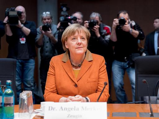 Bundeskanzlerin Angela Merkel (CDU) nimmt am 16.02.2017 ihren Platz im NSA-Untersuchungsausschuss im Deutschen Bundestag in Berlin ein.