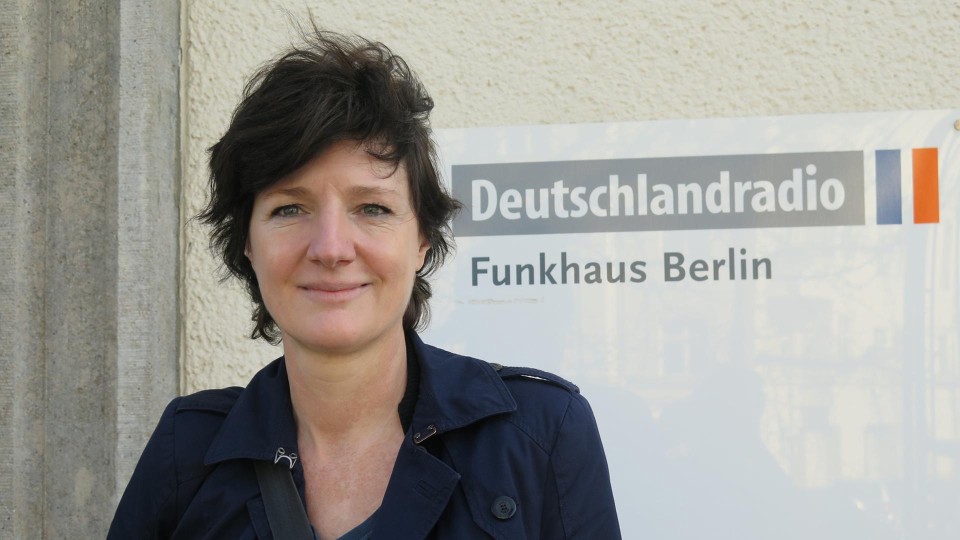 Die Autorin Doris Knecht vor unserem Funkhaus. Die Autorin Doris Knecht vor unserem Funkhaus.